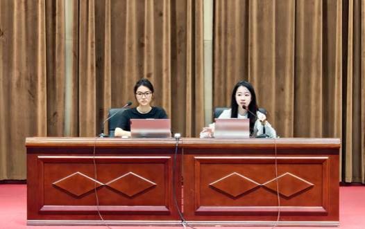 一群人站在桌子上AI 生成的内容可能不正确。